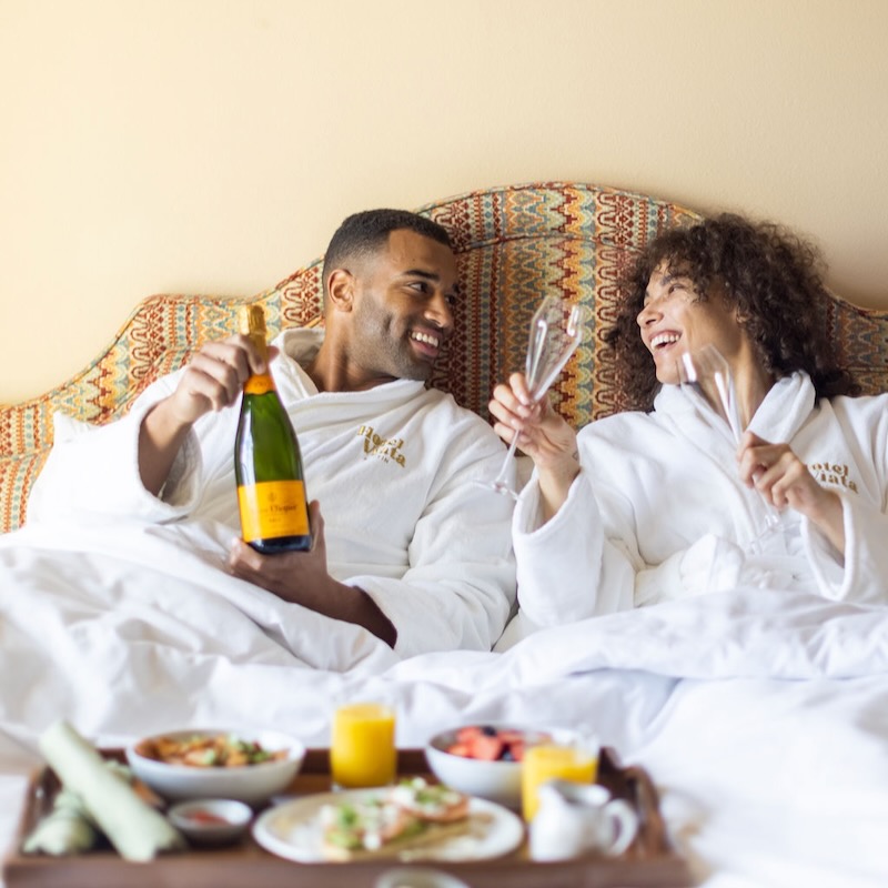 Spa Viata, Spas of America, Couple in bed